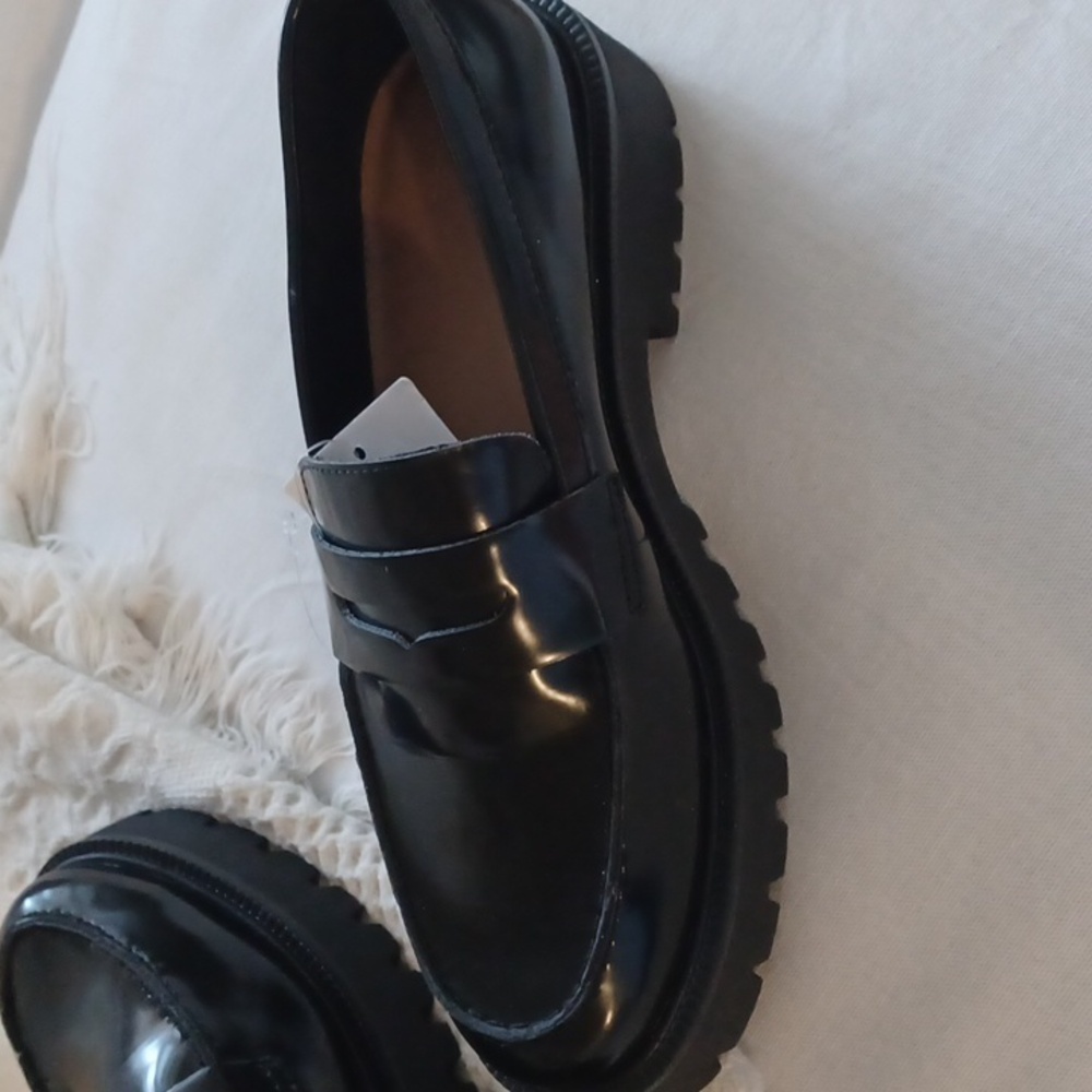 Ladies clunky loafers from H&M. Size 5. Never worn. Black.